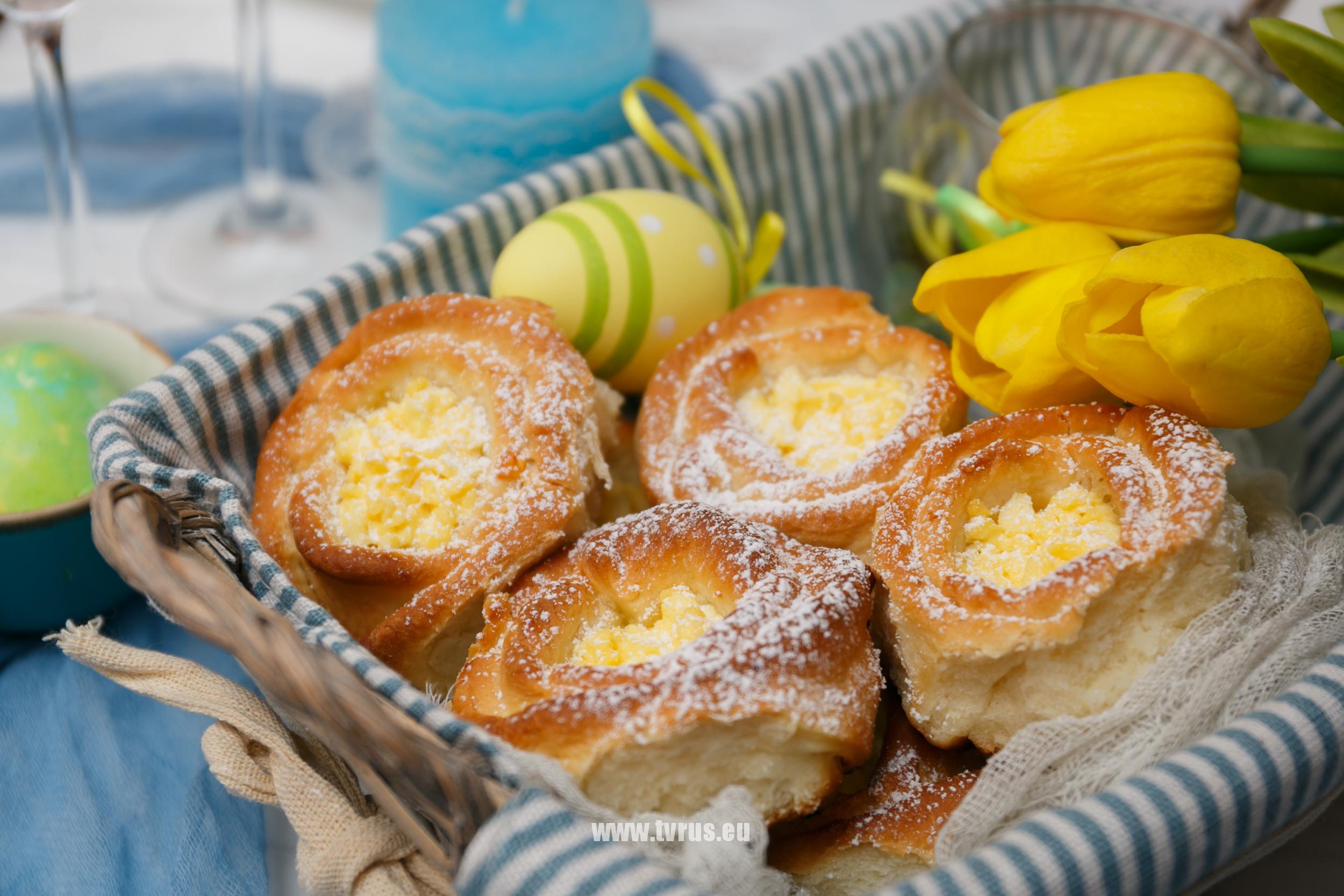 Вкусные булочки с творогом из дрожжевого теста в духовке: простой рецепт — Лайфхакер