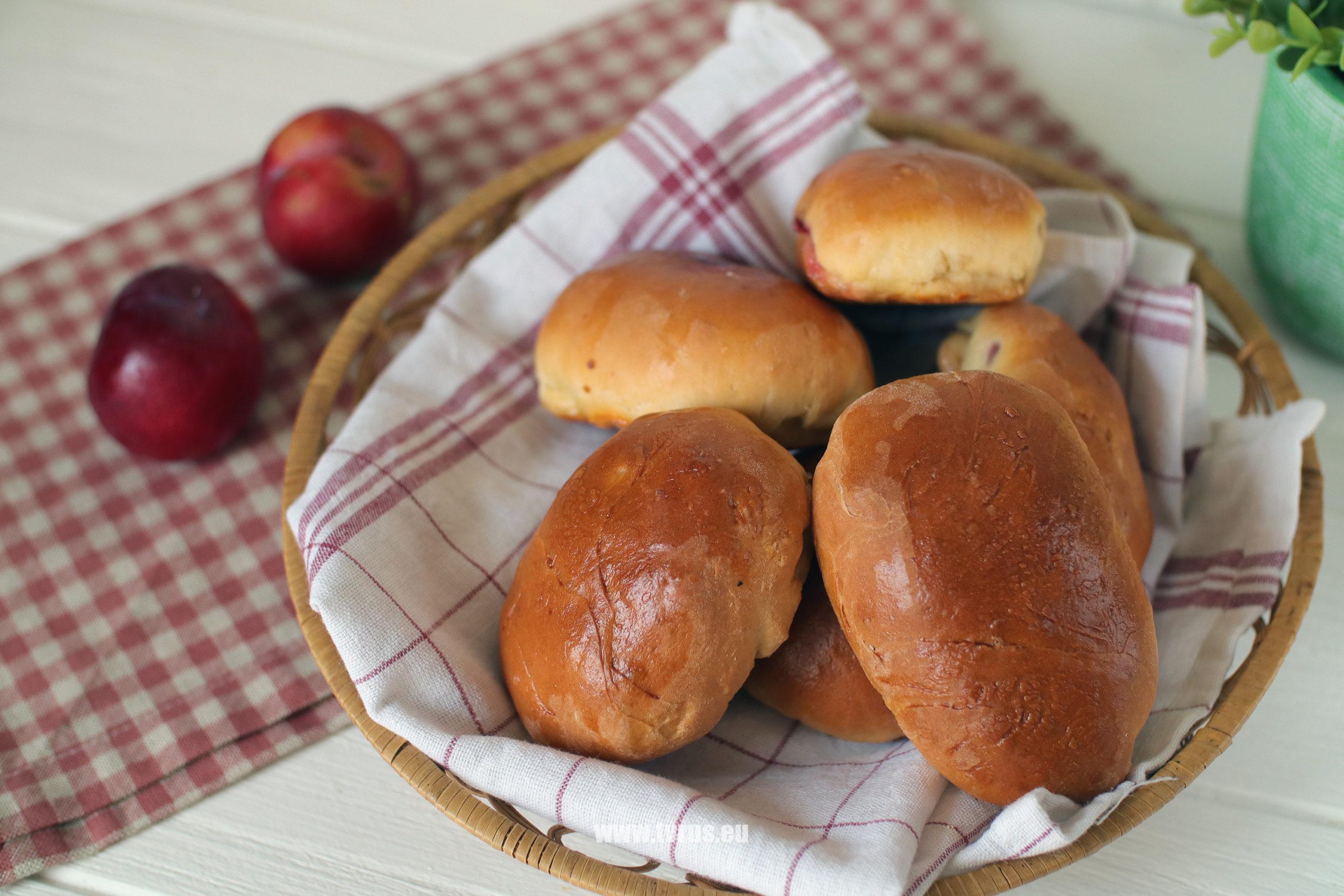 Духовые пирожки со сливами