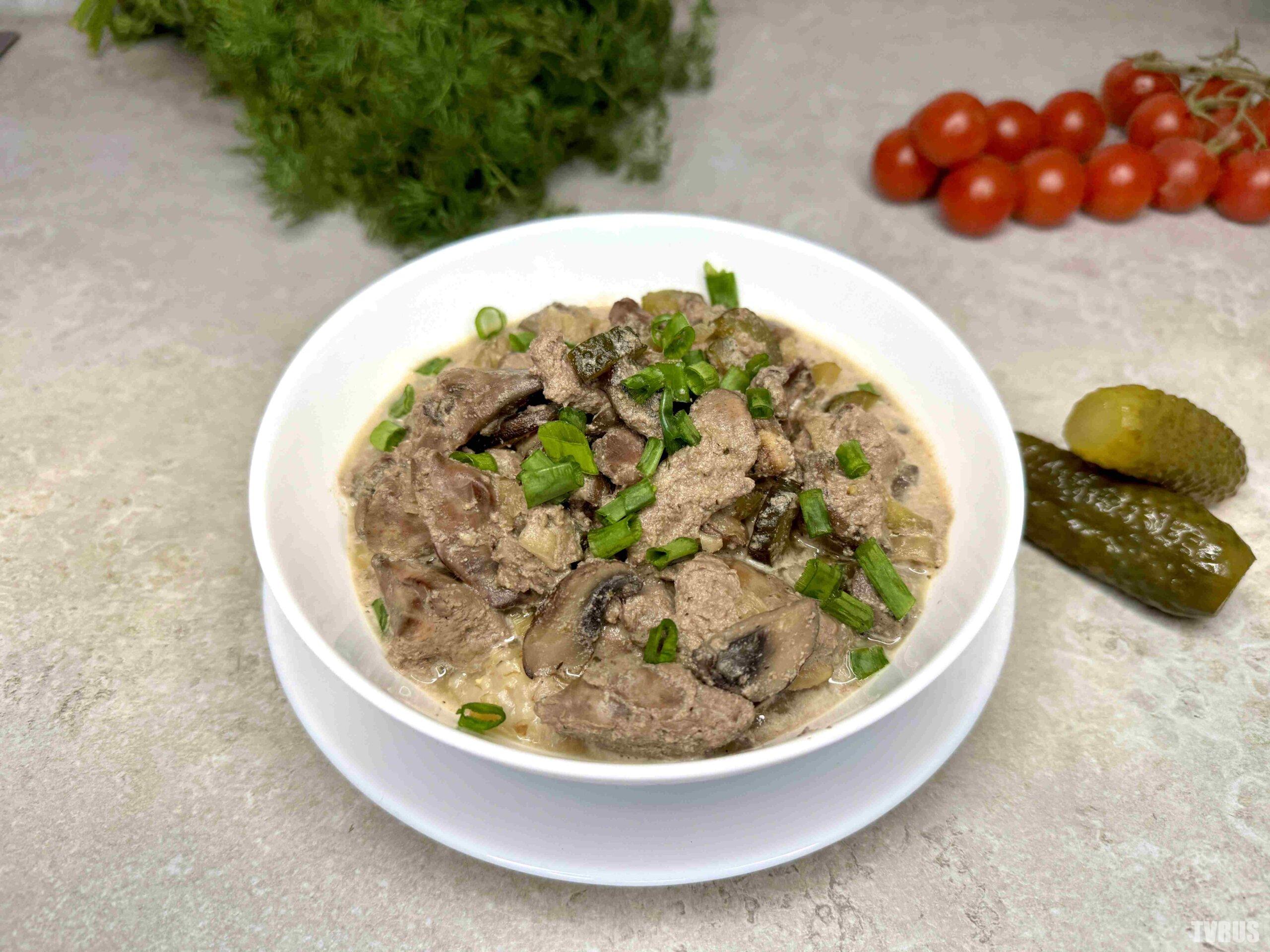 Тушеная печень с грибами и солеными огурцами