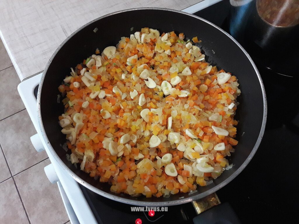 Суп с фасолью и копчёной курицей