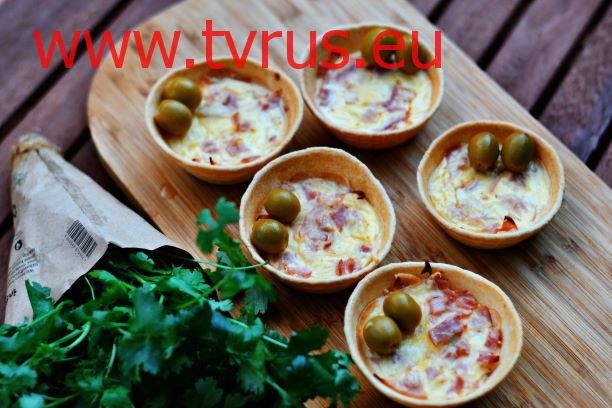 Тарталетки с ветчиной, яйцом, сыром и огурцом