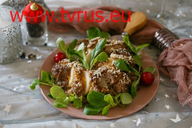 Мясной рулет с яйцом в тесте