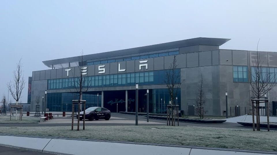 Tesla поджог